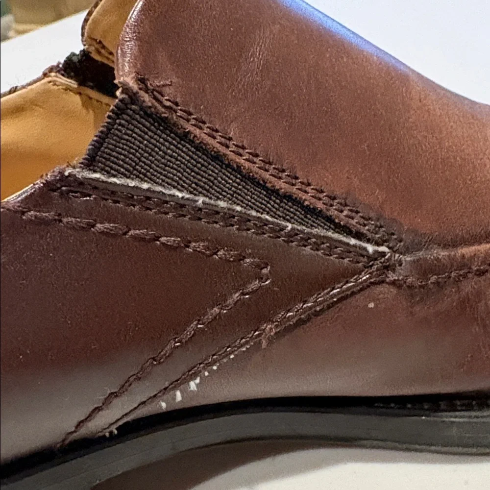 G.H. Bass Men's Leather Slip On Loafers.  Dress shoes. Size 11. Brown.